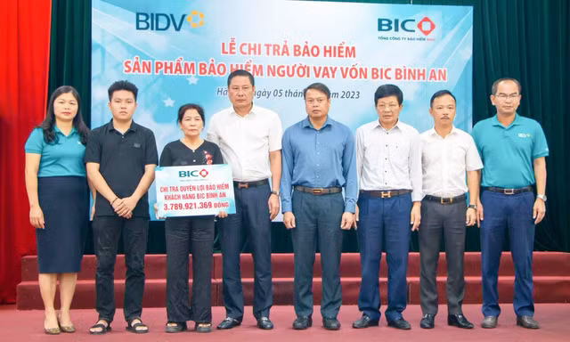 BIC trao gần 3,8 tỷ đồng bảo hiểm cho khách hàng vay vốn tại BIDV Hà Tĩnh