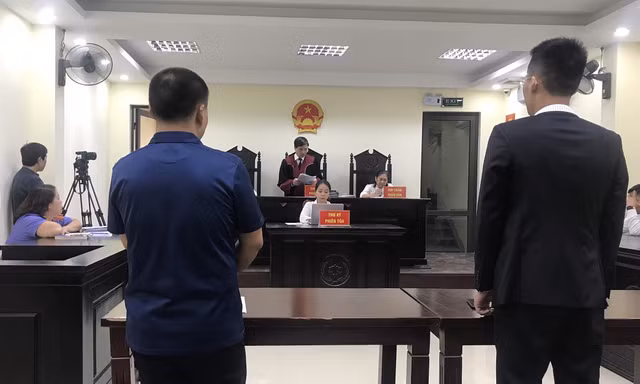 Đại diện bị đơn và nguyên đơn đứng nghe Tòa tuyên án ngày 30/9.