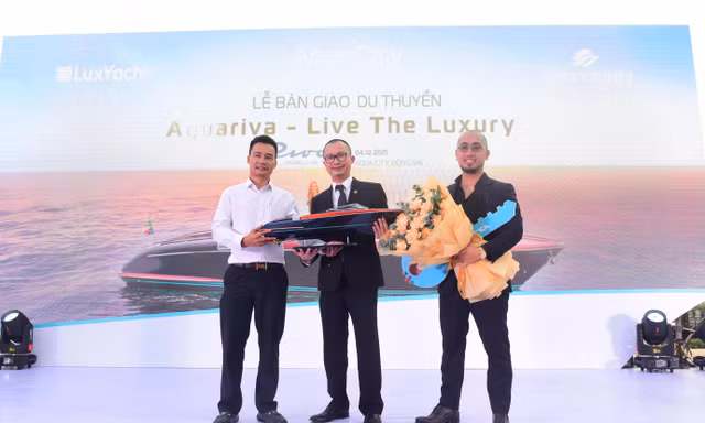 LuxYacht bàn giao du thuyền hạng sang RIVA AQUARIVA SUPER cho Nova Cruises
