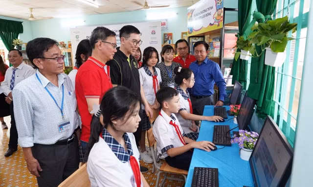 Chương trình thư viện lưu động Bánh xe tri thức đồng hành 38.000 học sinh tại Việt Nam 