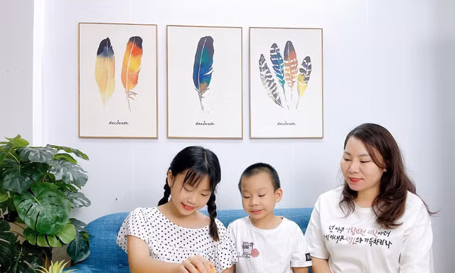 Ở nhà phòng dịch ngày giãn cách, bố mẹ cùng con thực hiện ‘nhiệm vụ kép’