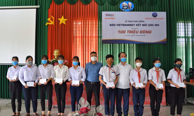 Ông Nguyễn Huy Thiêm - Đại diện Him Lam Land và đại điện đơn vị tổ chức trao quà cho các em học sinh nghèo vượt khó