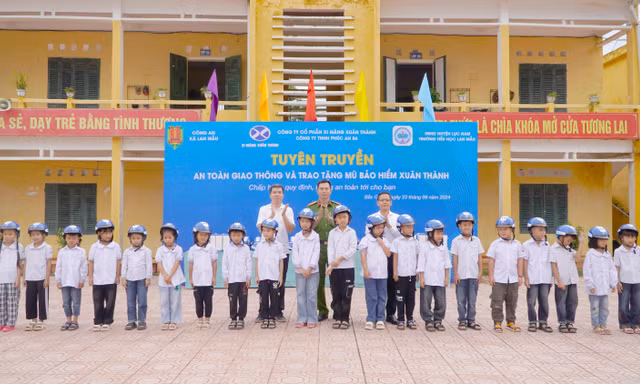 Xi măng Xuân Thành tặng hơn 3.000 mũ bảo hiểm cho các em học sinh nhân dịp năm học mới