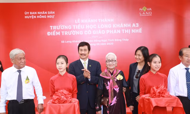 Nghi thức cắt băng khánh thành ngôi trường mới