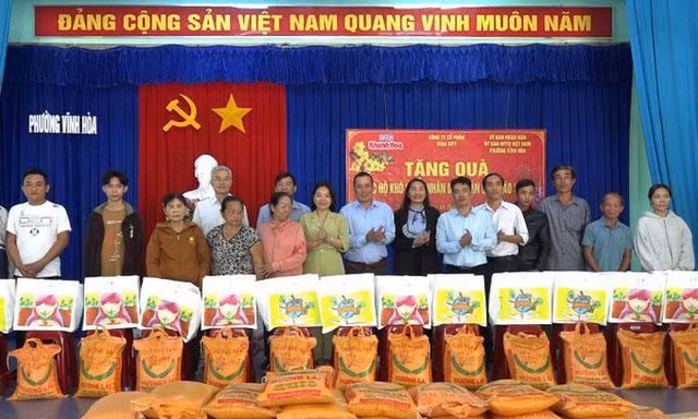 Công ty Cổ phần Vega City trao quà Tết cho 120 hộ nghèo 