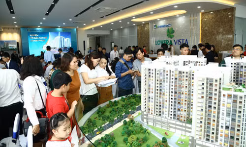 Đông đảo khách hàng đến dự sự kiện.