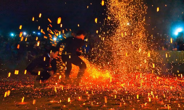 Tục nhảy lửa và minh chứng sức khoẻ, can trường của con người Hoàng Su Phì (Hà Giang)