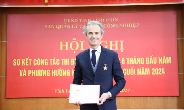 Ông Gianluca Fiume – TGĐ Piaggio Việt Nam được trao tặng kỷ niệm chương từ Bộ Kế hoạch và Đầu tư Việt Nam