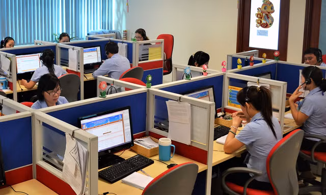 Tổng đài Trung tâm chăm sóc khách hàng của EVNHCMC hoạt động 24/7 để cung cấp các dịch vụ trực tuyến cho khách hàng sử dụng điện.