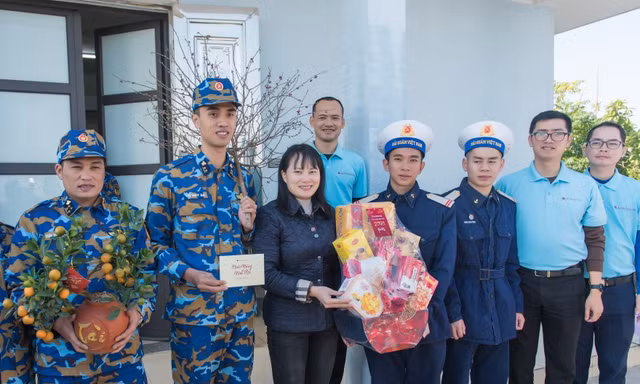 Agribank thăm và tặng quà cán bộ, chiến sỹ vùng biển đảo Đông Bắc nhân dịp Tết Ất Tỵ 2025