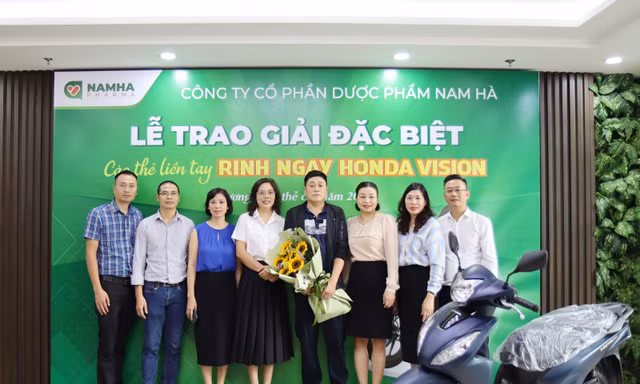 Dược Nam Hà trao giải thưởng xe Honda Vision cho khách hàng