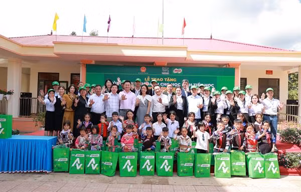 Nestlé MILO trao tặng máy tính cho các trường tiểu học vùng cao
