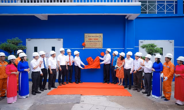 EVNHCMC gắn biển công trình cải tạo trạm biến áp 110kV Chợ Lớn