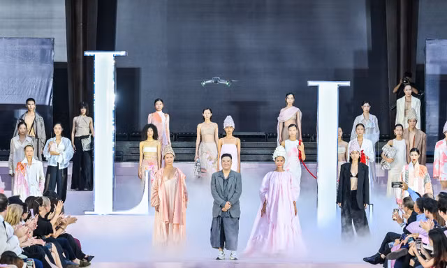 Dulux nhuộm hồng không gian trình diễn của ELLE Fashion Show 2023 bằng Màu của Năm - Hồng Khói Ấm