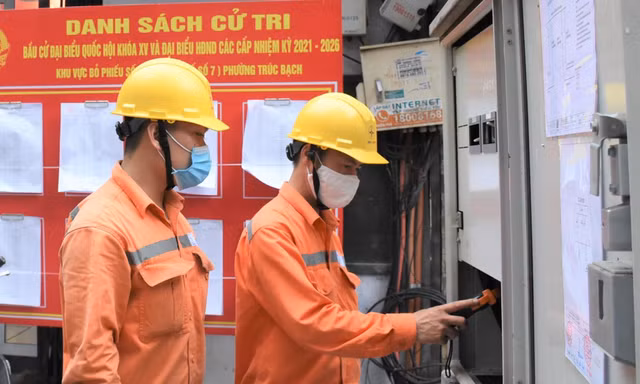 Nhân viên EVN kiểm tra việc chuẩn bị cấp điện đảm bảo bầu cử