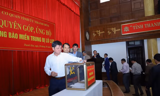 Tỉnh ủy Thanh Hóa ủng hộ đồng bào miền Trung bị lũ lụt