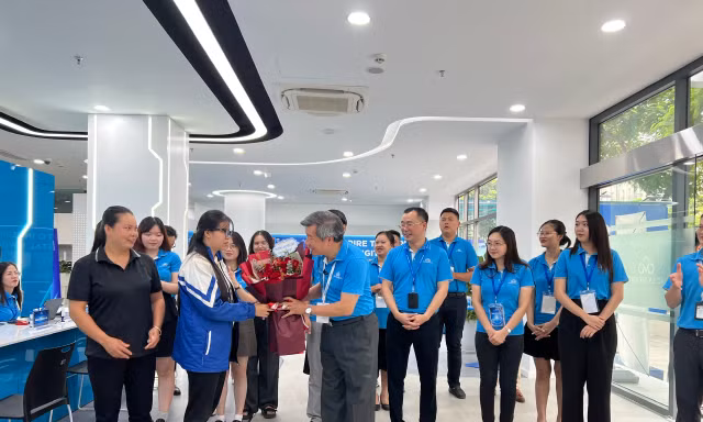 Tân sinh viên đổ về trường Đại học CMC nhập học từ 4 giờ sáng