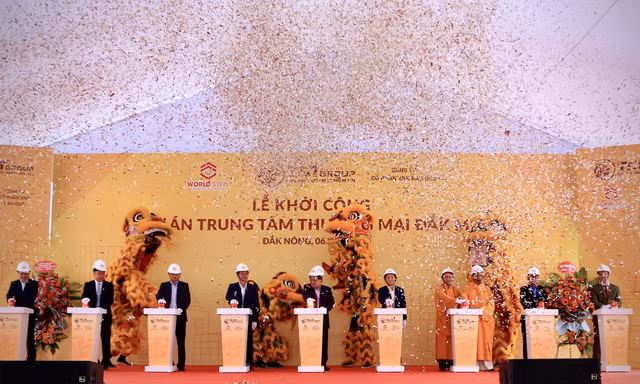 Ông Đỗ Quang Hiển, Chủ tịch HĐQT kiêm TGĐ Tập đoàn T&T Group và các đại biểu bấm nút khởi công dự án