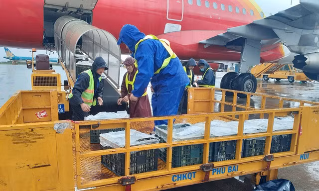 Vượt khó khăn, Vietjet chuyển hàng cứu trợ đến đồng bào lũ lụt