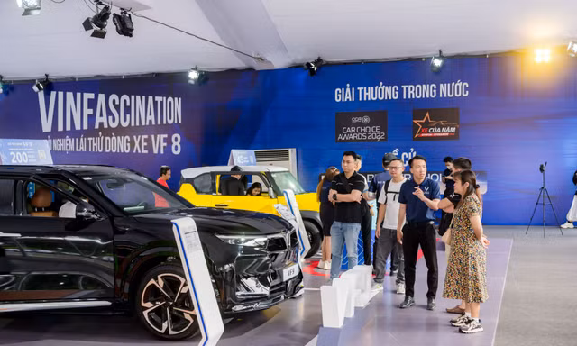 Khách Việt lần đầu thử VF 8 leo dốc, lội nước: Xe xăng thì ngại nhưng xe điện chinh phục đơn giản