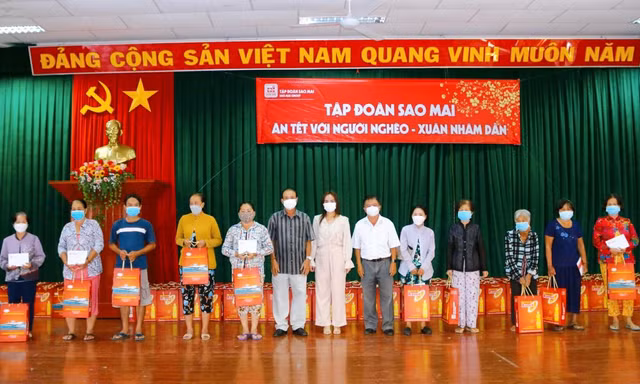 Sao Mai ăn tết với người nghèo xuân Nhâm Dần