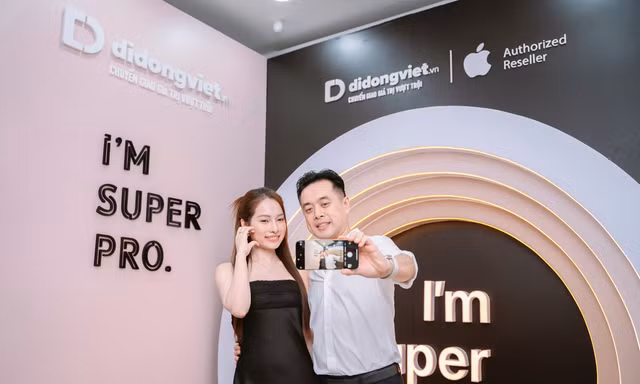 Vợ chồng nhạc sĩ Dương Khắc Linh - Sara Lưu tình tứ đi sắm iPhone mới