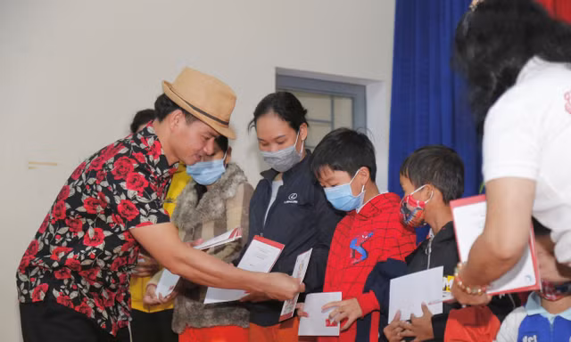 NSƯT Xuân Bắc, Đại sứ thiện chí của Quỹ BTTEVN, đồng hành cùng “Sát Cánh Bên Miền Trung” trực tiếp trao quà hỗ trợ cho 50 hộ gia đình khó khăn tại huyện Hòa Vang, TP. Đà Nẵng