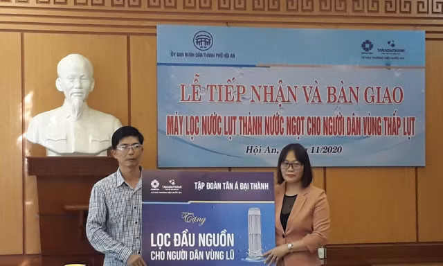 Đại diện tập đoàn Tân Á Đại trao tặng máy lọc nước đầu nguồn cho người dân vùng lũ