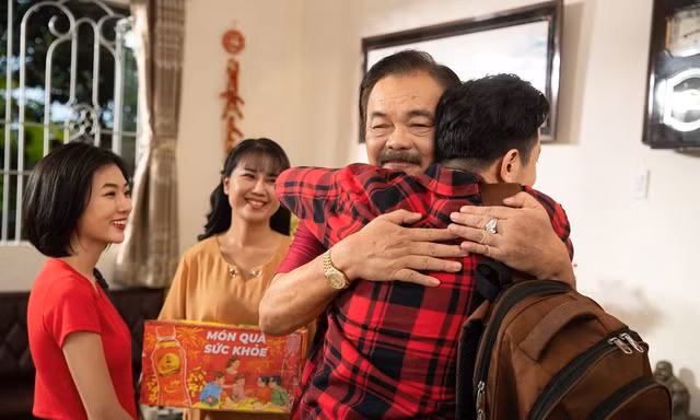 Trà Dr Thanh 'đốn tim' người xem với MV tri ân cha mẹ ngày Tết của Trà Dr Thanh