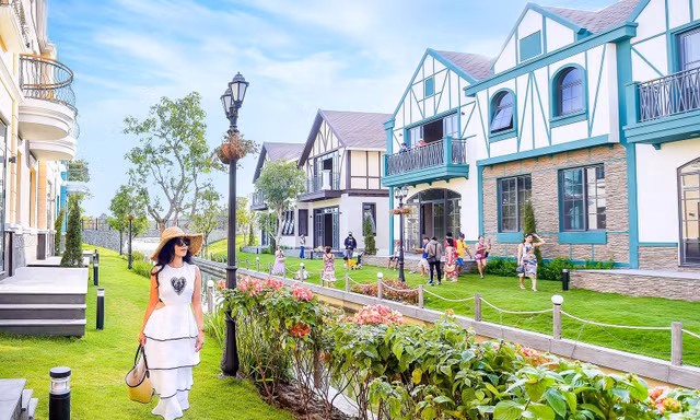 Có một Hồ Tràm thật khác trong mắt Sao Việt