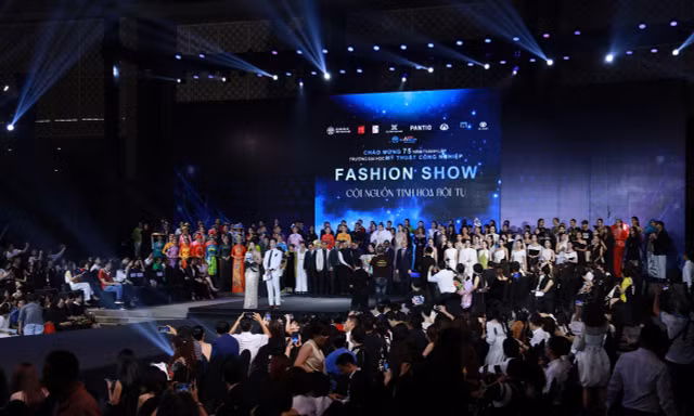Bảo tồn di sản và sáng tạo ngành thời trang Việt tại Fashion Show 'Cội Nguồn Tinh Hoa Hội Tụ'
