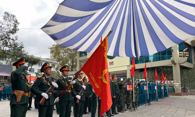 Quận đội Hai Bà Trưng ra quân huấn luyện năm 2024
