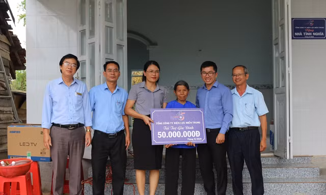 PC Đắk Nông tặng căn nhà tình nghĩa cho gia đình bà Hà Thị Sinh