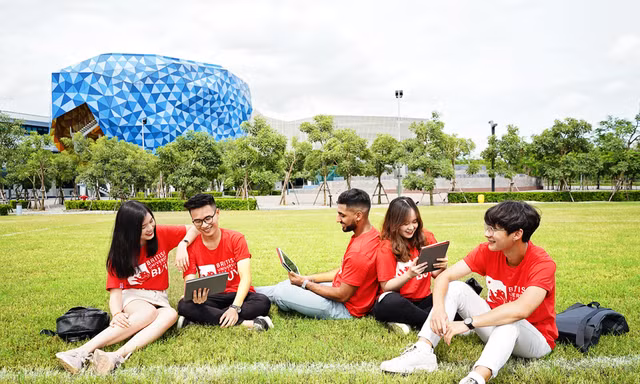 Giáo dục xuyên quốc gia tháo gỡ “nút thắt" của du học