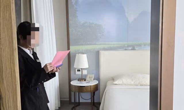 Nhân viên FLC Sầm Sơn đang giới thiệu căn hộ cho khách thuê