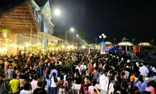 Hàng nghìn người chen chân xem khai hội sông nước Cần Thơ