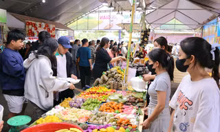 Đông nghịt người tới lễ hội Bánh dân gian Nam Bộ