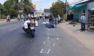 Xe tải đâm vào xe máy và xe ba gác, 2 người thương vong