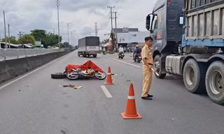 Tông đuôi xe tải trên Quốc lộ 1, người lái xe máy tử vong tại chỗ