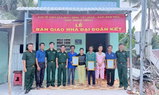 Tặng 3 căn nhà cho hộ đồng bào Khmer nghèo dịp 'Tết Quân - Dân'