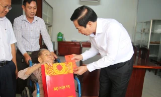 Bộ trưởng Bộ Nội vụ thăm, tặng quà tết tại An Giang