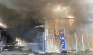 Nhà kho ở An Giang phát hỏa dữ dội, cột khói bốc cao hàng chục mét