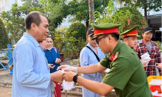 Tuổi trẻ Công an An Giang trao hàng trăm suất ăn nghĩa tình