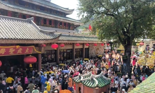 Chen chân viếng Bà Chúa Xứ