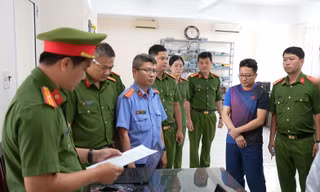 Thuế ở Cần Thơ đình chỉ công tác cán bộ bị bắt quả tang nhận 100 triệu đồng của doanh nghiệp