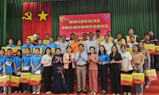 Hàng trăm phần quà đến với người lao động Cần Thơ dịp Tết