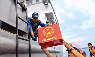 Cử tri Lữ đoàn 127 Vùng 5 Hải quân bầu cử sớm