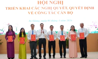 Thường trực HĐND tỉnh An Giang công bố nghị quyết về công tác cán bộ
