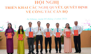 Thường trực HĐND tỉnh An Giang công bố nghị quyết về công tác cán bộ