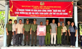 Công an An Giang bàn giao 2 nhà tình nghĩa cho hộ nghèo
